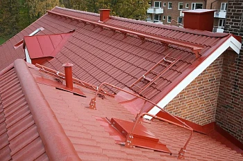 Почему важно использовать кровельные лестницы и мостики