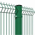 Секция 3D забора зелёного цвета с металлическим столбом и креплениями