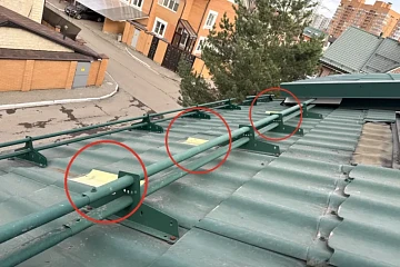 Как починить кровлю после обрыва снегозадержателей. Заплатки на кровле из металлочерепицы