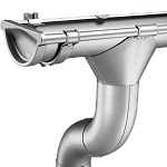 Металлическая водосточная система серебристого цвета с желобом и трубой